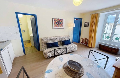 Granville Apartment | Central Apartment with Elevator, Near Beach, Free WIFI, Granville