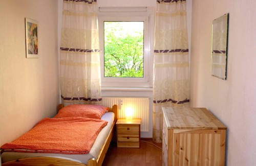 Friedrichshain Condo | Central apartment with balcony, WLAN, 6 pers. -ONLY long-term lease min. 1 month