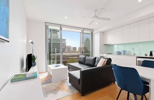Surry Hills Apartment | Central art-deco 1bed with balcony & aircon