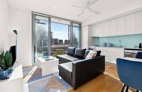 Surry Hills Apartment | Central art-deco 1bed with balcony & aircon