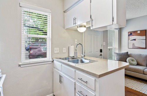 Hyde Park Apartment | Central Austin Studio | Pets Allowed and Free Prkg