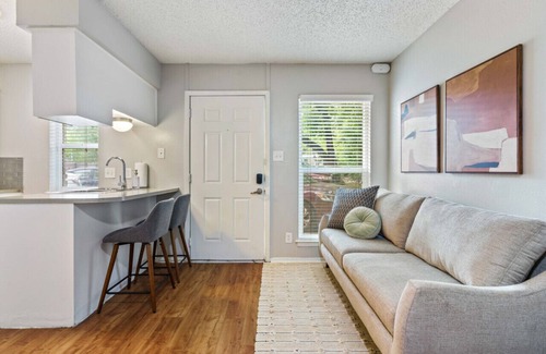 Hyde Park Apartment | Central Austin Studio | Pets Allowed and Free Prkg
