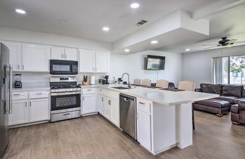 Country Rose House | Central Bakersfield Townhome with Private Patio