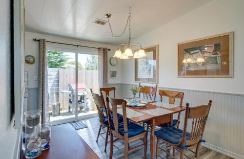 Bandon House | Central Bandon Retreat with Deck Less Than 1 Mi to Beach!