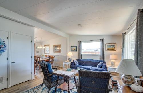 Bandon House | Central Bandon Retreat with Deck Less Than 1 Mi to Beach!