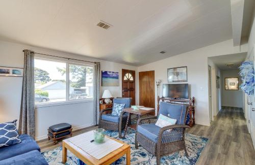 Bandon House | Central Bandon Retreat with Deck Less Than 1 Mi to Beach!