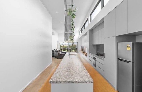 Port Fairy Apartment | Central Barclay St Luxury Home