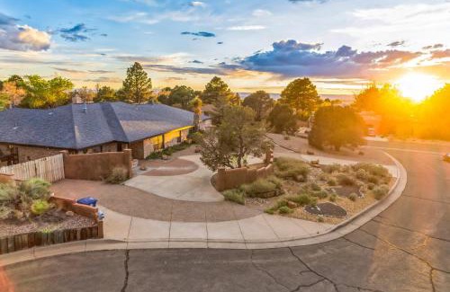 Albuquerque House | Central BBQ Haven - 4bd - Games - Outdoor Movie
