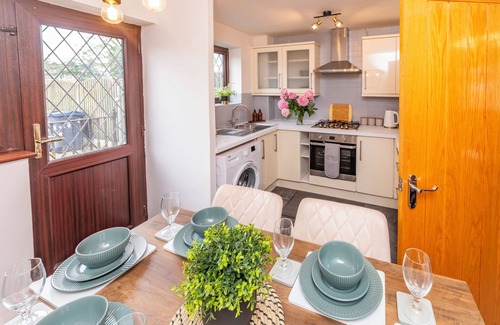 Acocks Green House | Central Birmingham Luxury 2 bed house up to 6 people. Parking & Garden Near NEC