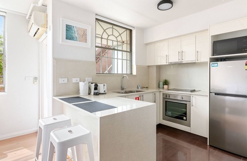 Bondi Apartment | Central Bondi Studio with Rooftop Pool Access