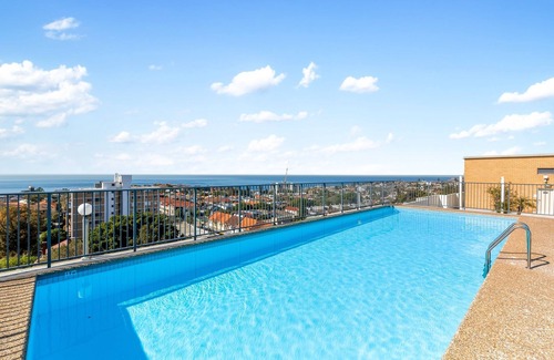 Bondi Apartment | Central Bondi Studio with Rooftop Pool Access