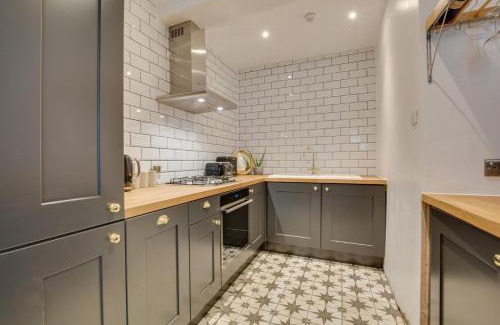 Montpelier Apartment | Central Brighton flat, 3 bedrooms, sleeps 6, close to shops and beach