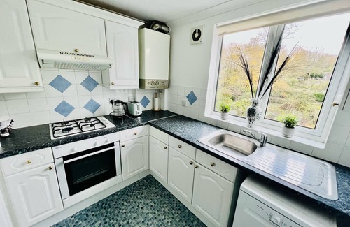 Keynsham Apartment | Central Bristol/Bath both 9 mins by train - by river, park in Conservation Area
