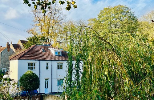 Keynsham Apartment | Central Bristol/Bath both 9 mins by train - by river, park in Conservation Area