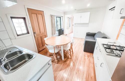 Castlemaine Apartment | Central Castlemaine studio on steam train line