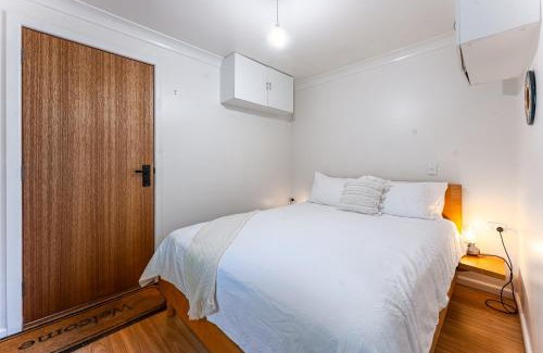 Castlemaine Apartment | Central Castlemaine studio on steam train line