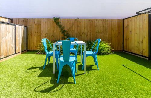 Christchurch City Centre Apartment | Central Chch Greek Island Vibe 2bed townhouse