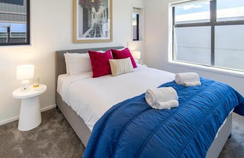 Christchurch City Centre Apartment | Central Chch Greek Island Vibe 2bed townhouse