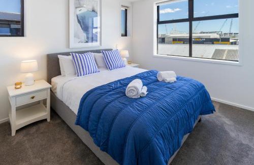 Christchurch City Centre Apartment | Central Chch Greek Island Vibe 2bed townhouse