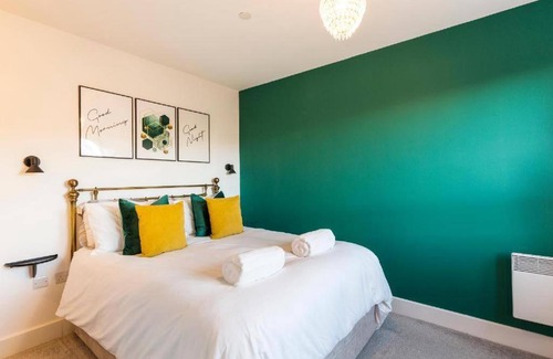Saint Paul's Apartment | Central, Chic & Vibrant 2BD - Free Parking