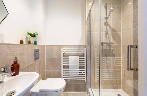 Saint Paul's Apartment | Central, Chic & Vibrant 2BD - Free Parking