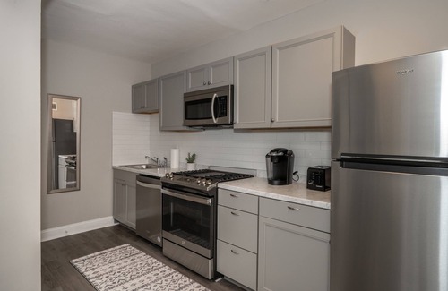 Mount Auburn Apartment | 🏙❤️Central City Retreat | Modern Apt | Hist Bldg⭐️🌃