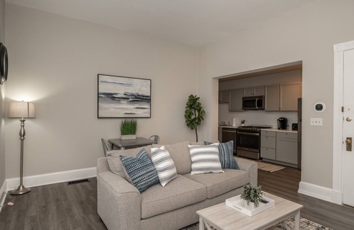 Mount Auburn Apartment | 🏙❤️Central City Retreat | Modern Apt | Hist Bldg⭐️🌃