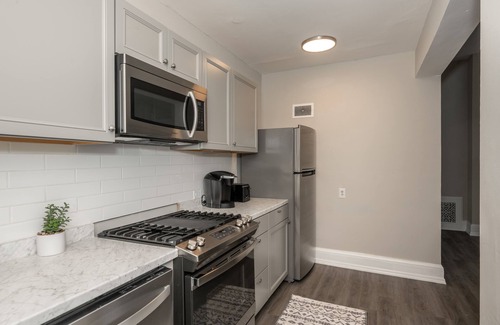 Mount Auburn Apartment | 🏙❤️Central City Retreat | Modern Apt | Hist Bldg⭐️🌃