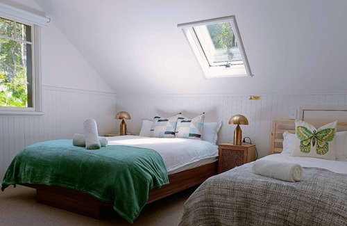 Glenning Valley House | Central Coast Resort Escape with Free Yoga Lesson