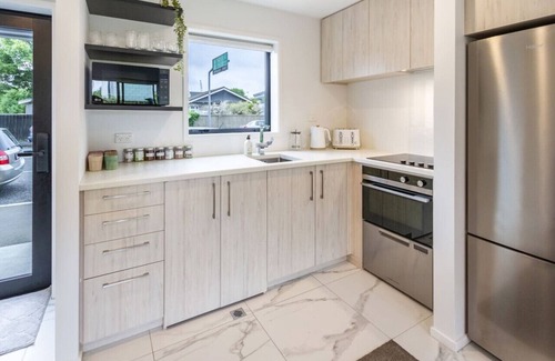 Christchurch City Centre House | Central Convenience: Stroll to Margaret Mahy Park