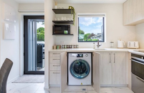 Christchurch City Centre House | Central Convenience: Stroll to Margaret Mahy Park