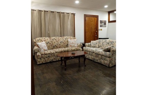 Clintonville House | Central & Conveniently Located House for up to 8