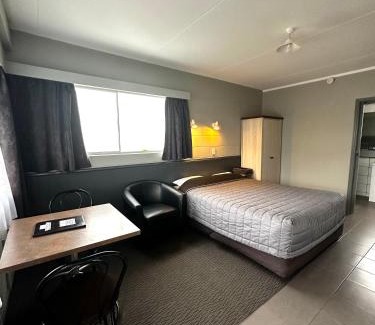 Woodhill Hotel | Central Court Motel