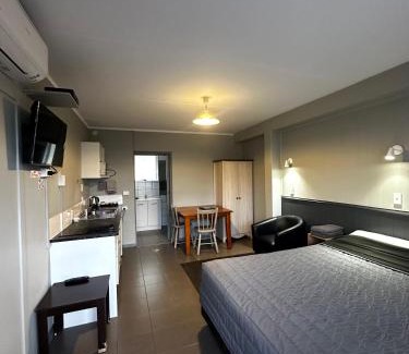 Woodhill Hotel | Central Court Motel
