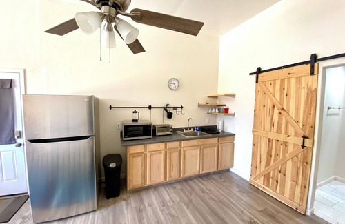 Dodge Flower Apartment | Central Cozy Studio Escape