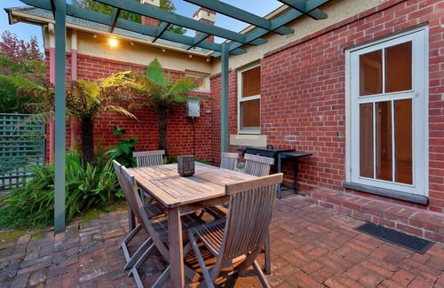 Albury House | Central Crisp- gorgeous period home with free wifi! - Classic period home with four bedrooms
