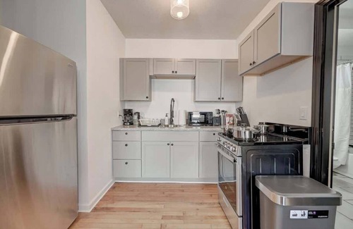 Lower East Side Apartment | Central Downtown Milwaukee Studio, Cozy & Bright