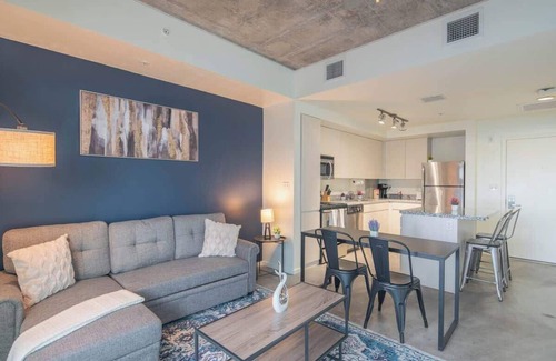 Evans Churchill Apartment | Central Downtown PHX | Pool, Gym, Parking, Balcony