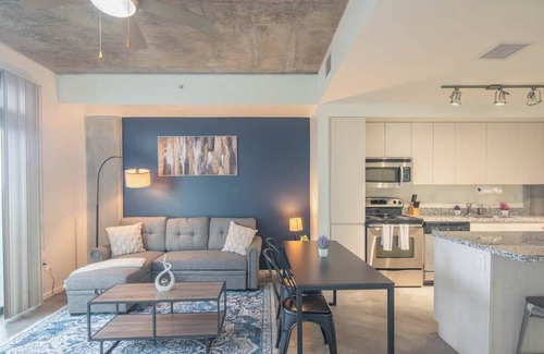 Evans Churchill Apartment | Central Downtown PHX | Pool, Gym, Parking, Balcony