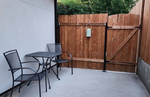 Kensington House | Central Downtown Private Entrance suite