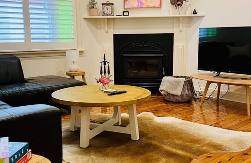 Wagga Wagga House | Central Elegance: Adjacent to the Main Street
