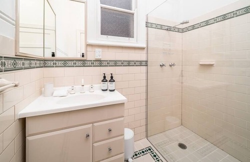 Wagga Wagga House | Central Elegance: Adjacent to the Main Street