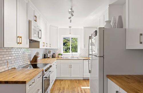 Old Southwest House | Central Family & Work Friendly House w Backyard