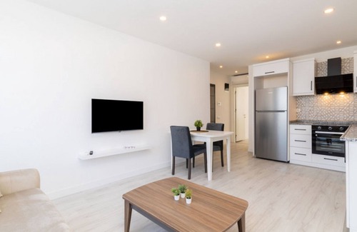 Eski Lara Apartment | Central Flat Close to Sea in Muratpasa