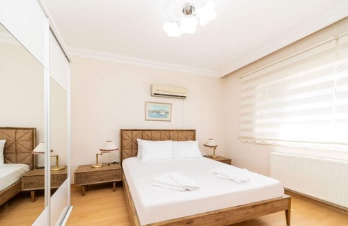 Eski Lara Apartment | Central Flat near Shore in Muratpasa with Terrace