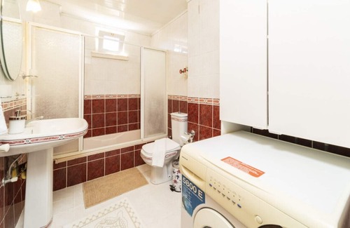 Eski Lara Apartment | Central Flat near Shore in Muratpasa with Terrace