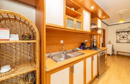 Eski Lara Apartment | Central Flat near Shore in Muratpasa with Terrace