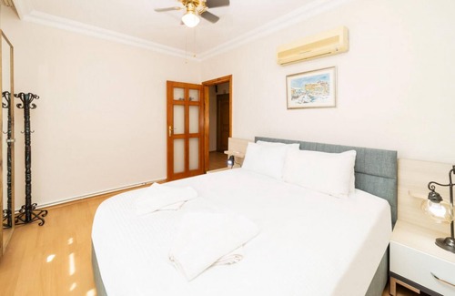 Eski Lara Apartment | Central Flat near Shore in Muratpasa with Terrace
