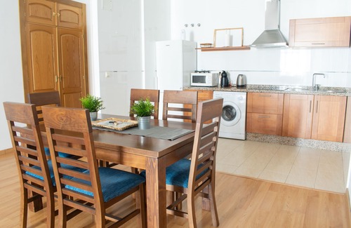 Distrito Centro Apartment | Central floor of 123 m. with parking, air-conditioned, wifi, next to the town hall.
