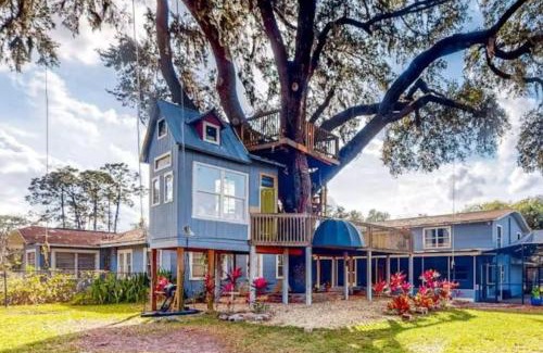 Plant City House | Central Florida 8BR with Pool, Spa, Treehouse
